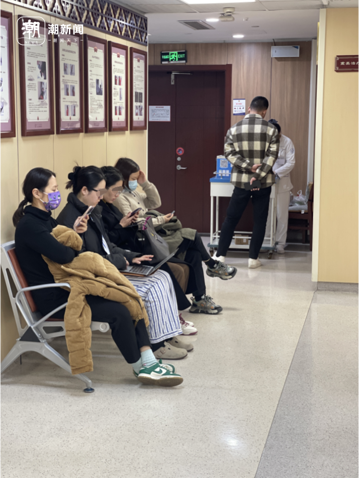 职场的卷，脖子和腰最先感受到，推拿科夜门诊里，挤满了年轻人4