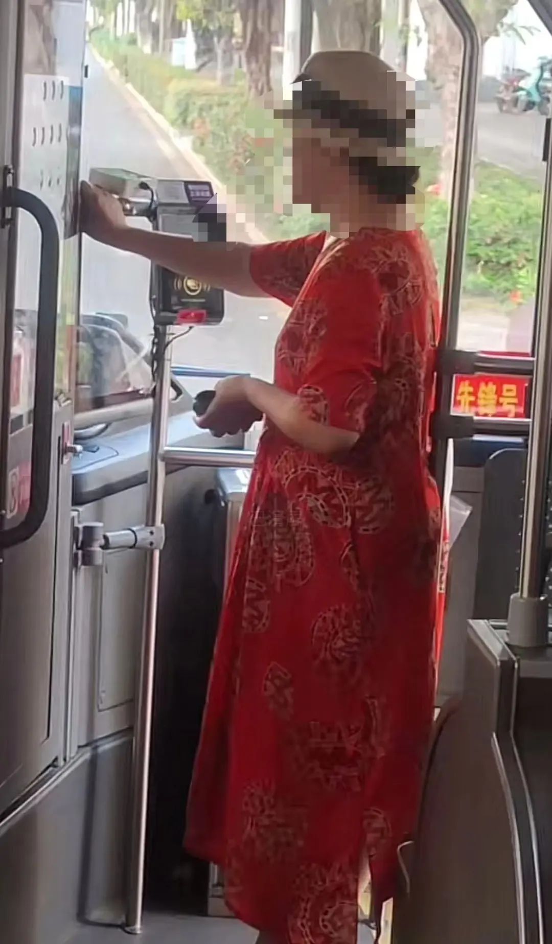 三亚一女子持残疾证被拒绝免费坐公交辱骂司机？回应：三级不能免费1