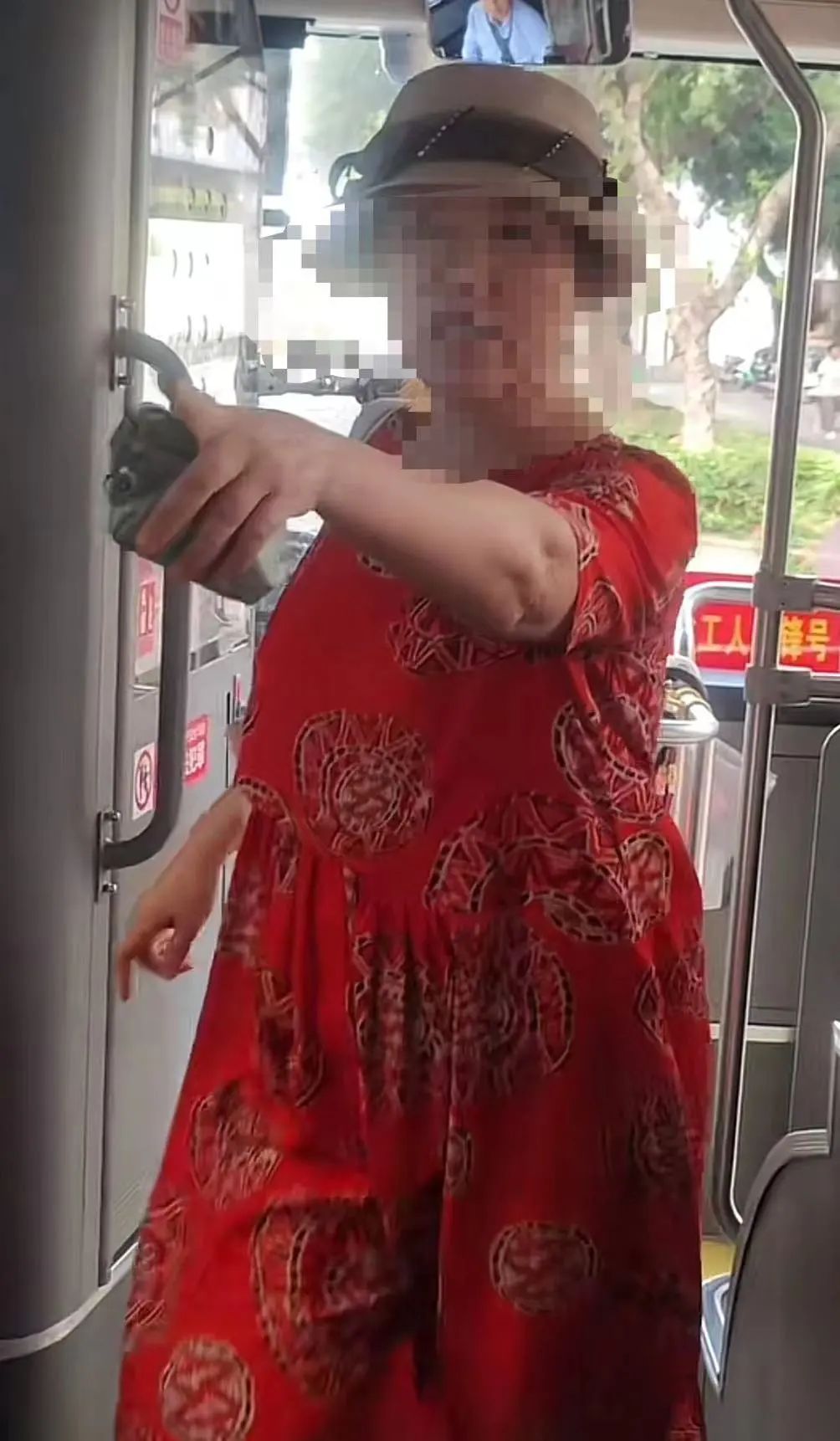 三亚一女子持残疾证被拒绝免费坐公交辱骂司机？回应：三级不能免费2