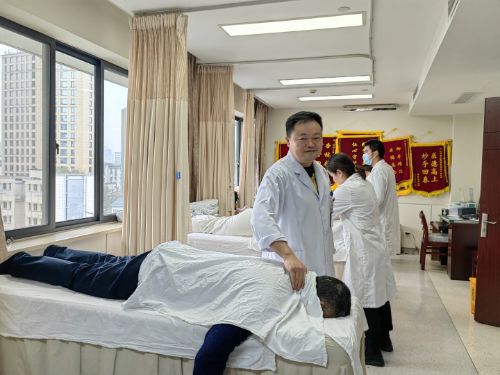 职场的卷，脖子和腰最先感受到，推拿科夜门诊里，挤满了年轻人3
