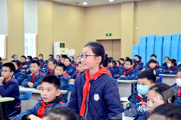 讲座现场，江北新村·同创国际小学的孩子们踊跃发言。华龙网记者 李黎 摄