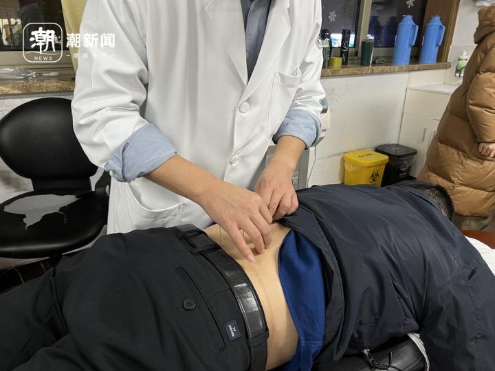 职场的卷，脖子和腰最先感受到，推拿科夜门诊里，挤满了年轻人2