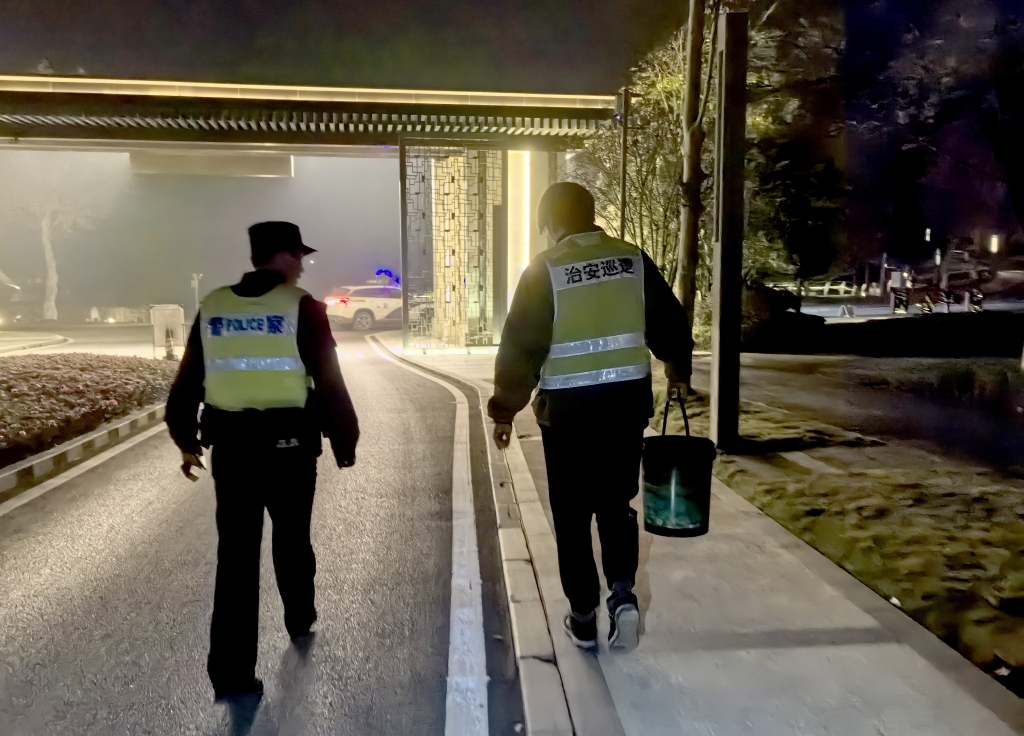 民警将幼鳄带回派出所。警方供图