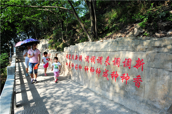 市民漫步刻有楹联的黄桷故道