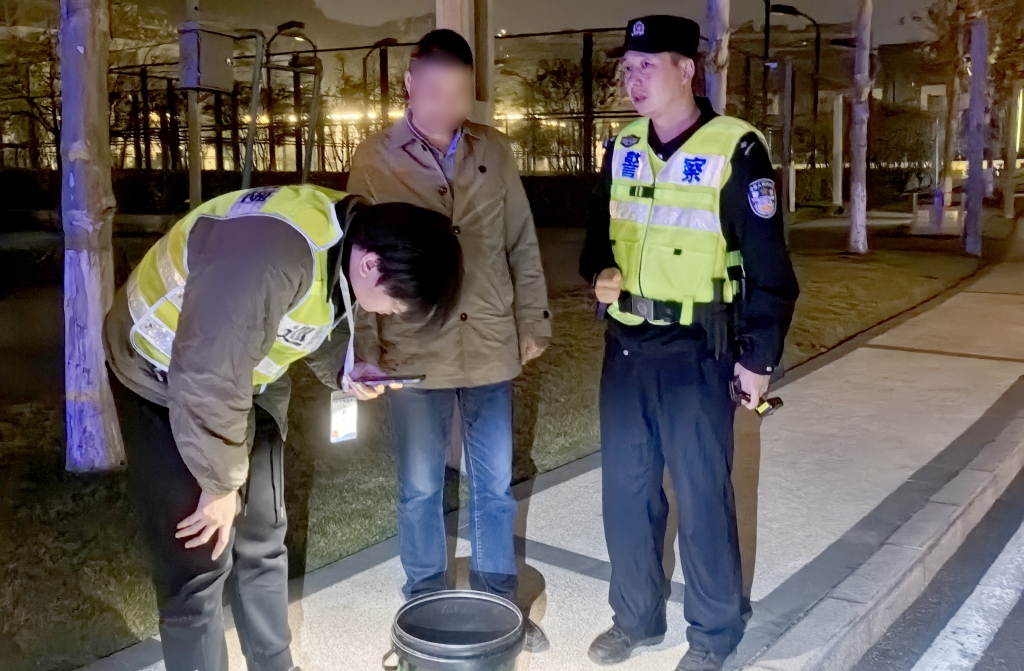 潘先生将幼鳄交给民警。警方供图