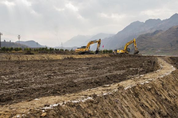 挖掘机在田间加紧施工。 秀山县委宣传部供图 华龙网发