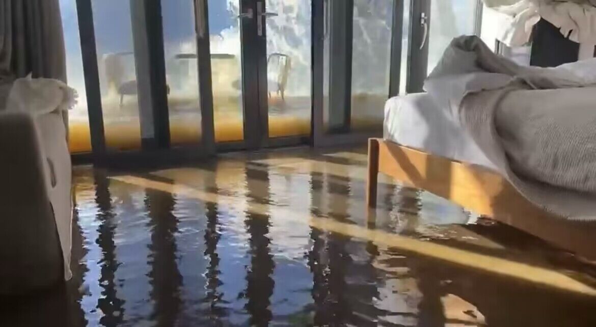 云南洱海边酒店房间进水，门外水浪波动 店家回应