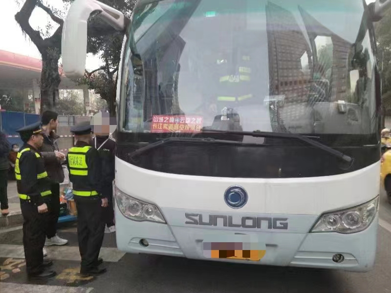 执法队员对客运车辆进行检查。重庆交通执法部门供图