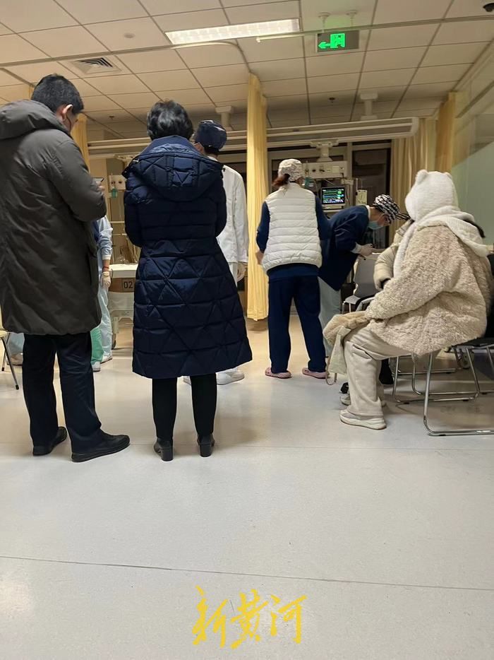 北京地铁昌平线事故亲历者：凌晨3点才回到家，在医院免费做了拍片检查3