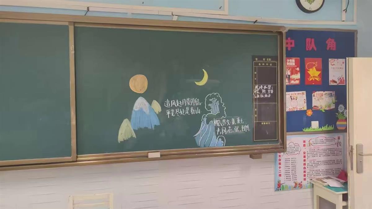 舍不得擦黑板！为鼓励同学晨读，小学生的粉笔画火了2