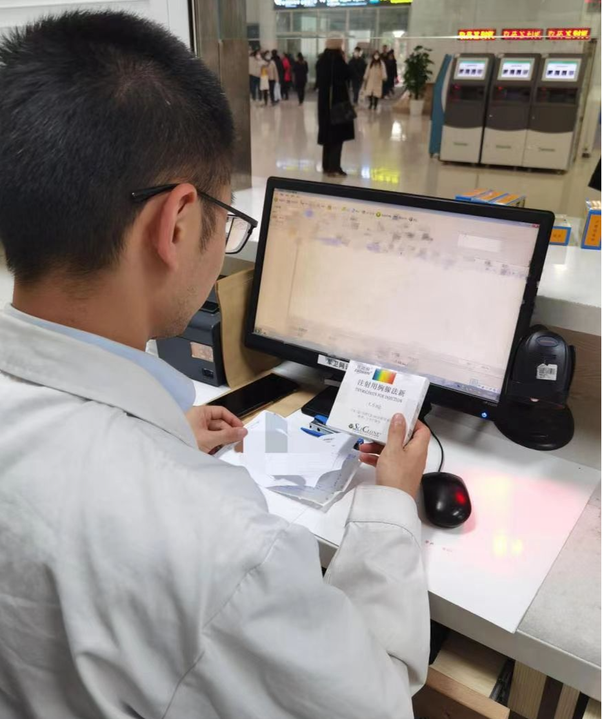医生诊疗开药中。西南医院供图