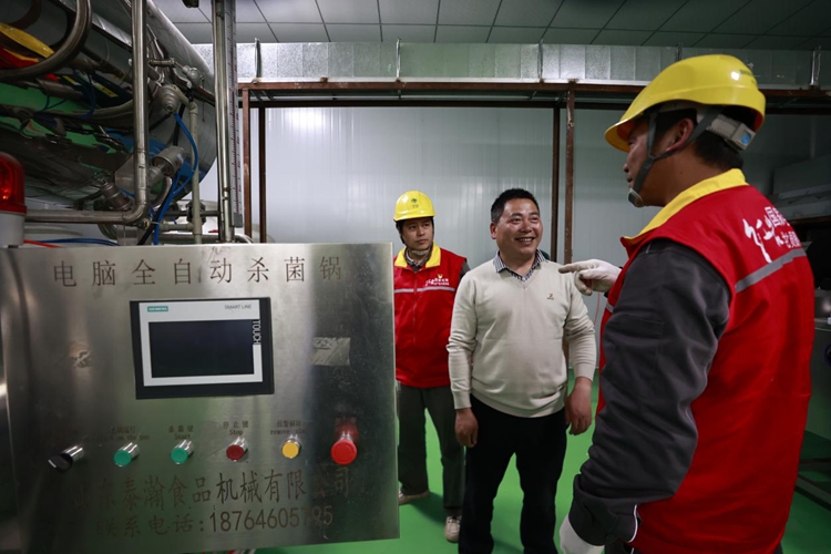 国网重庆市南供电公司员工在姜家黑产业加工基地内，为客户检查设备，并宣传安全用电知识。通讯员 龚超 摄