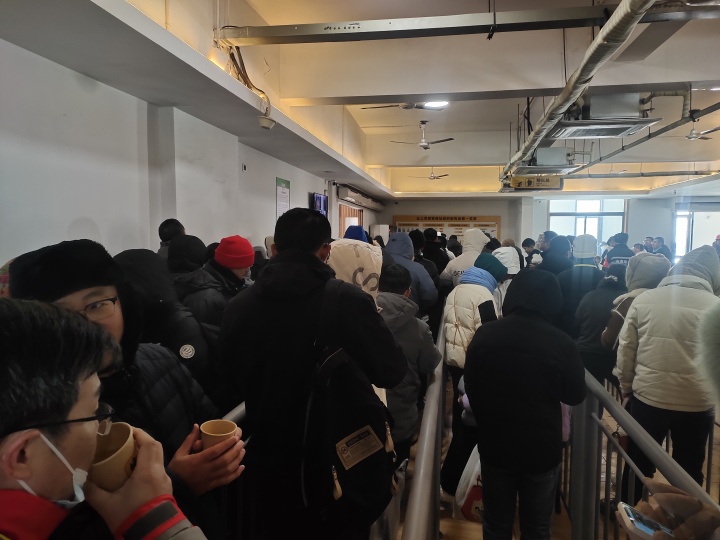 浙江一景区索道疑因大风突然停运，50余名游客被困缆车两小时后获救1