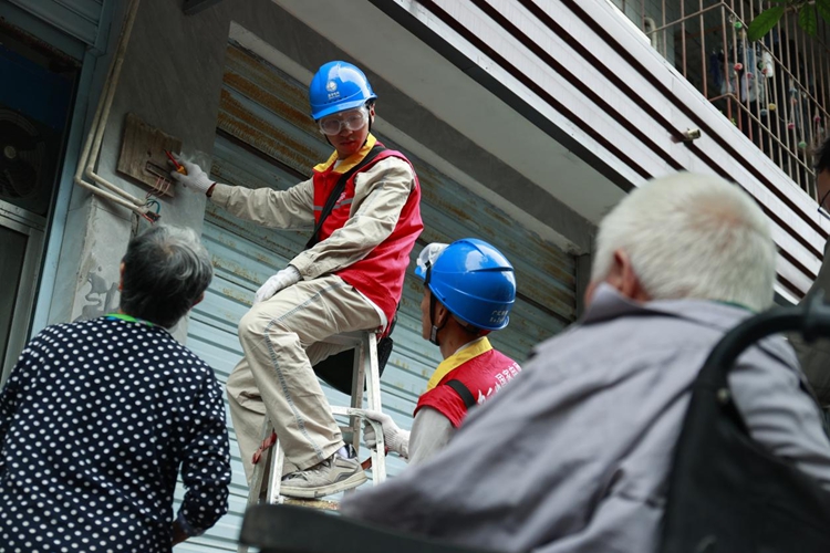 国网重庆市南供电公司员工帮村民改造家中老旧线路。通讯员 龚超 摄