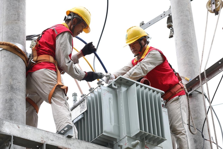 国网重庆市南供电公司员工新装变压器，为姜家镇增容。通讯员 谌雅梦 摄