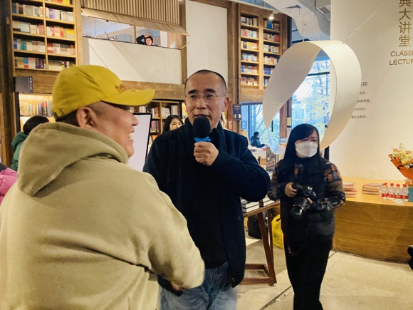 分享会上马拉邀请部分口述人到场以书相赠。记者 赵欣 摄