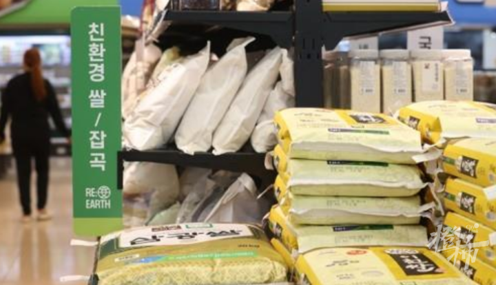 为什么有人背着粮食登上去韩国的国际航班？5