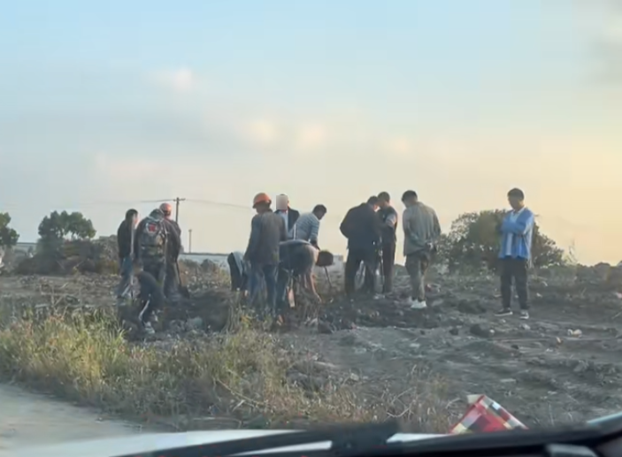 浙江一村庄寻宝者蜂拥而至！一堆手持金属探测仪的人跟在挖掘机后1