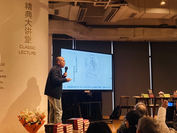 马拉追忆已经去世的口述人、京剧名家厉慧森。记者 赵欣 摄