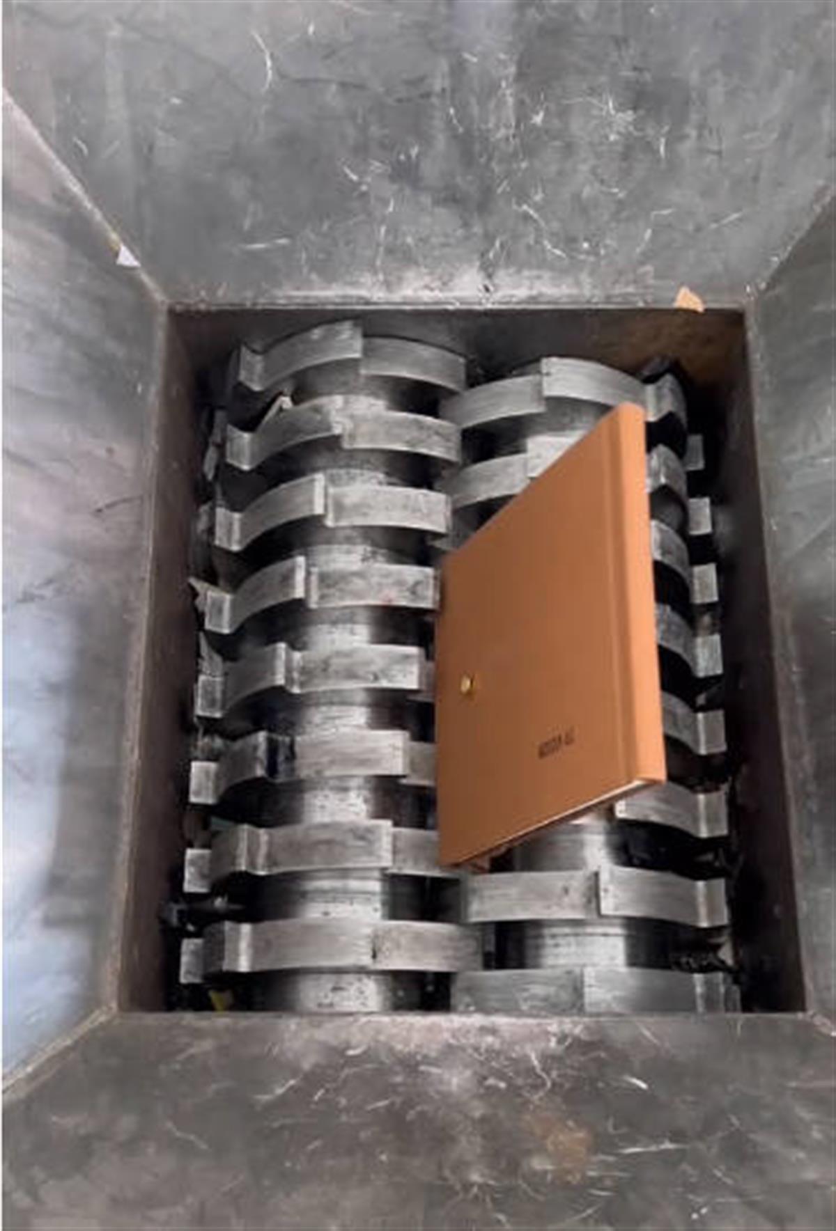 9个月销毁近450套婚纱照：有客户把照片“千刀万剐”，有客户在销毁前一天复合2