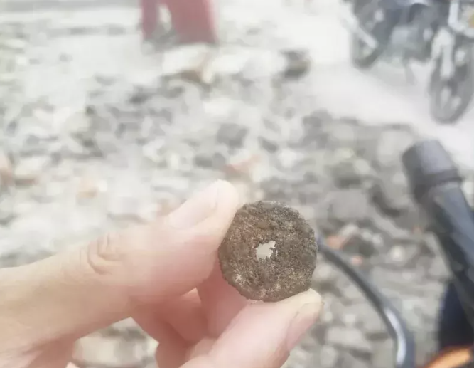 浙江一村庄寻宝者蜂拥而至！一堆手持金属探测仪的人跟在挖掘机后12
