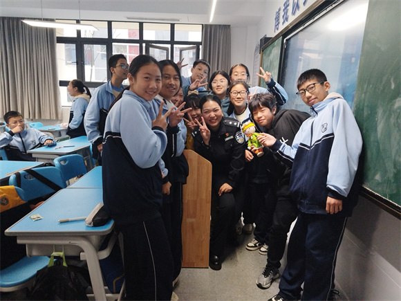 张耀元受到学生们的欢迎。受访者供图 华龙网发