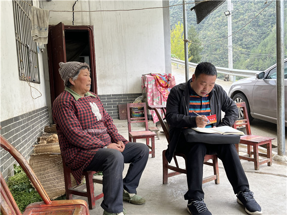 肖太君到群众家，倾听群众意见。巫溪县人大常委会办公室供图 华龙网发