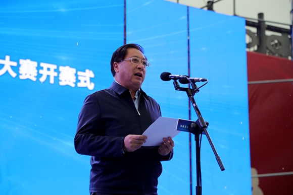 重庆市人大常委会副主任、市职教社主任沈金强宣布开赛。通讯员 刘滨清 摄