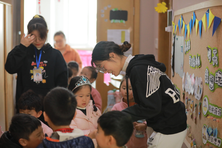 媒体调查：多地幼儿园关停，对孩子或是好事5