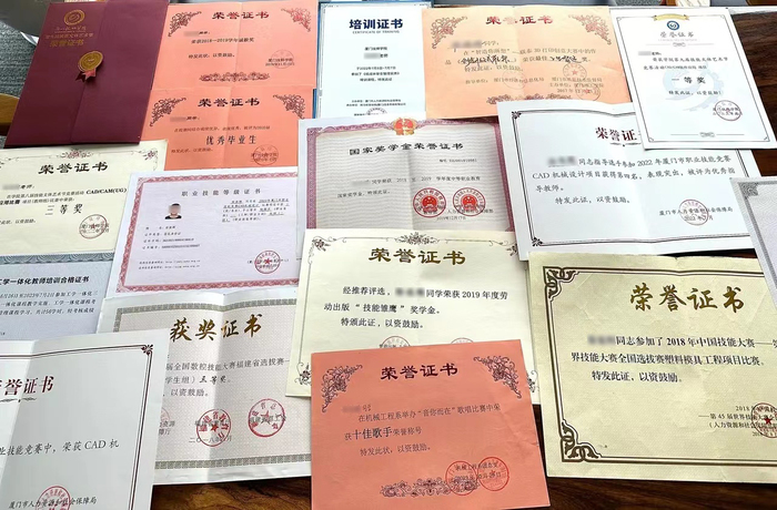 厦门25岁班主任跳楼身亡，学生因发声被要求退学，官方深夜发布通报8