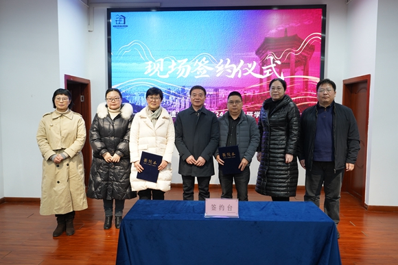 重庆抗战遗址博物馆馆长彭宁现场与旅行社、研学机构签订合作协议