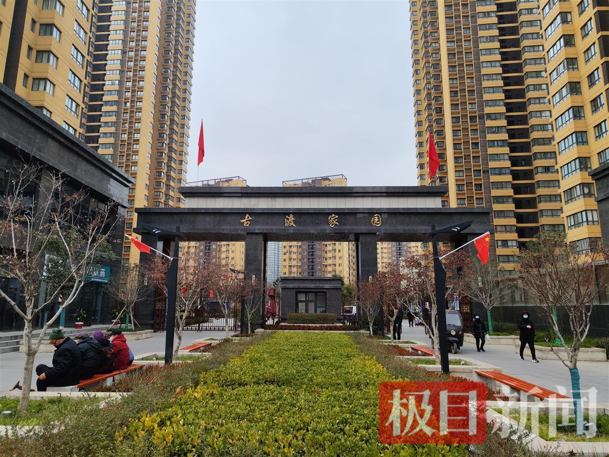咸阳一公租房小区被曝“豪车如云”,媒体曝光后已严禁超15万元车辆进出,一工作人员对记者大喊“滚出去”2