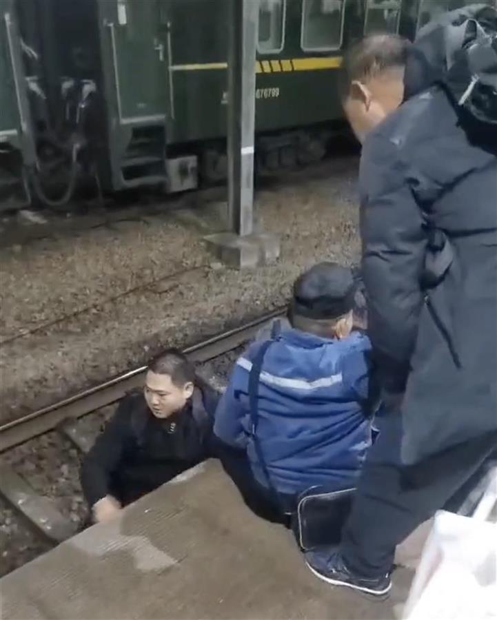 火车进站前男子坠入铁轨大喊救命，目击者：列车及时刹车，男子被乘客救了上来2