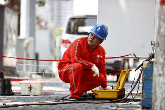 黄帆正在检修电缆。国网重庆市南供电公司供图
