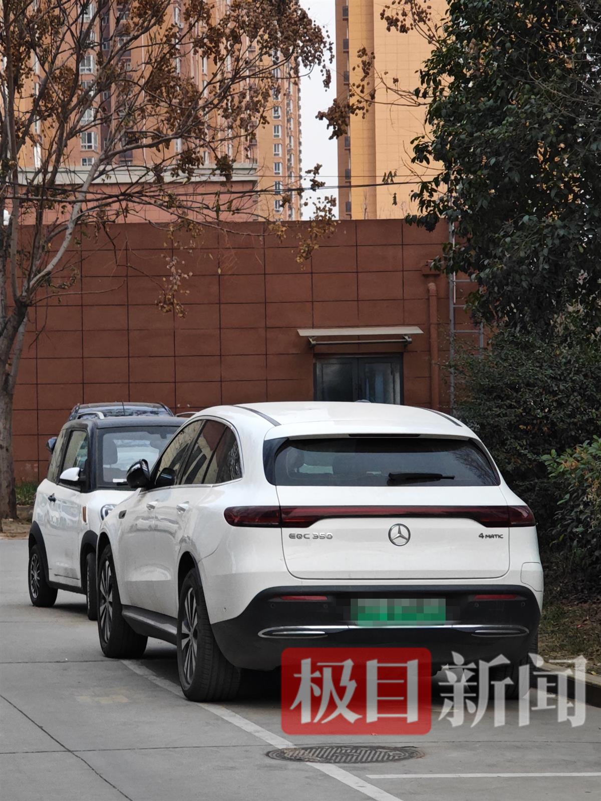 咸阳一公租房小区被曝“豪车如云”,媒体曝光后已严禁超15万元车辆进出,一工作人员对记者大喊“滚出去”5