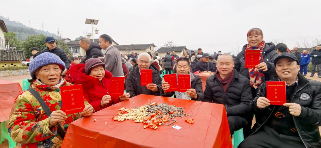 1华山村村民手持股权证参加分红仪式。华龙网记者 李燊 摄