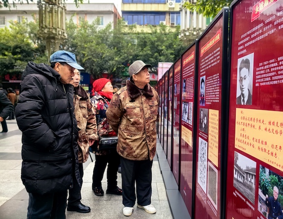 12月19日，梁平影剧院，市民在参观展览。通讯员 周茜 摄