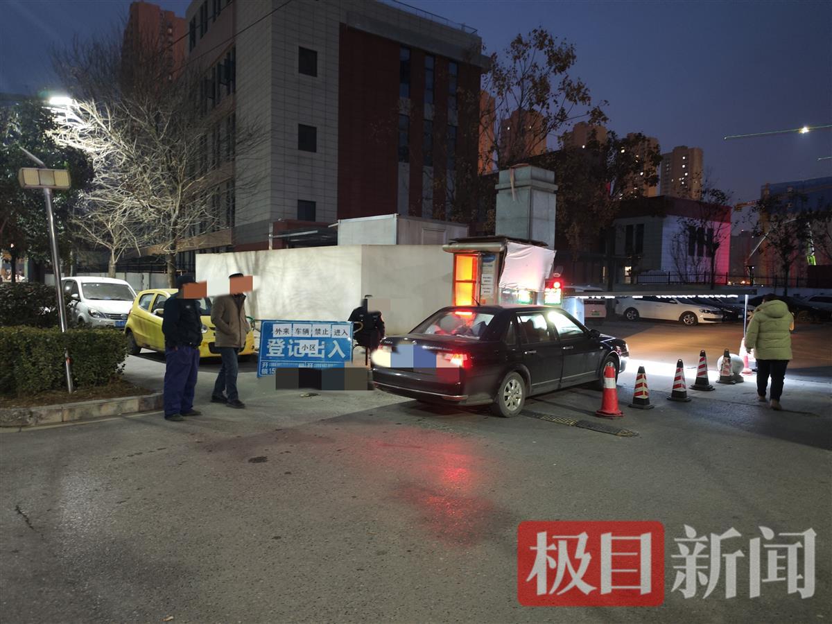 咸阳一公租房小区被曝“豪车如云”,媒体曝光后已严禁超15万元车辆进出,一工作人员对记者大喊“滚出去”4