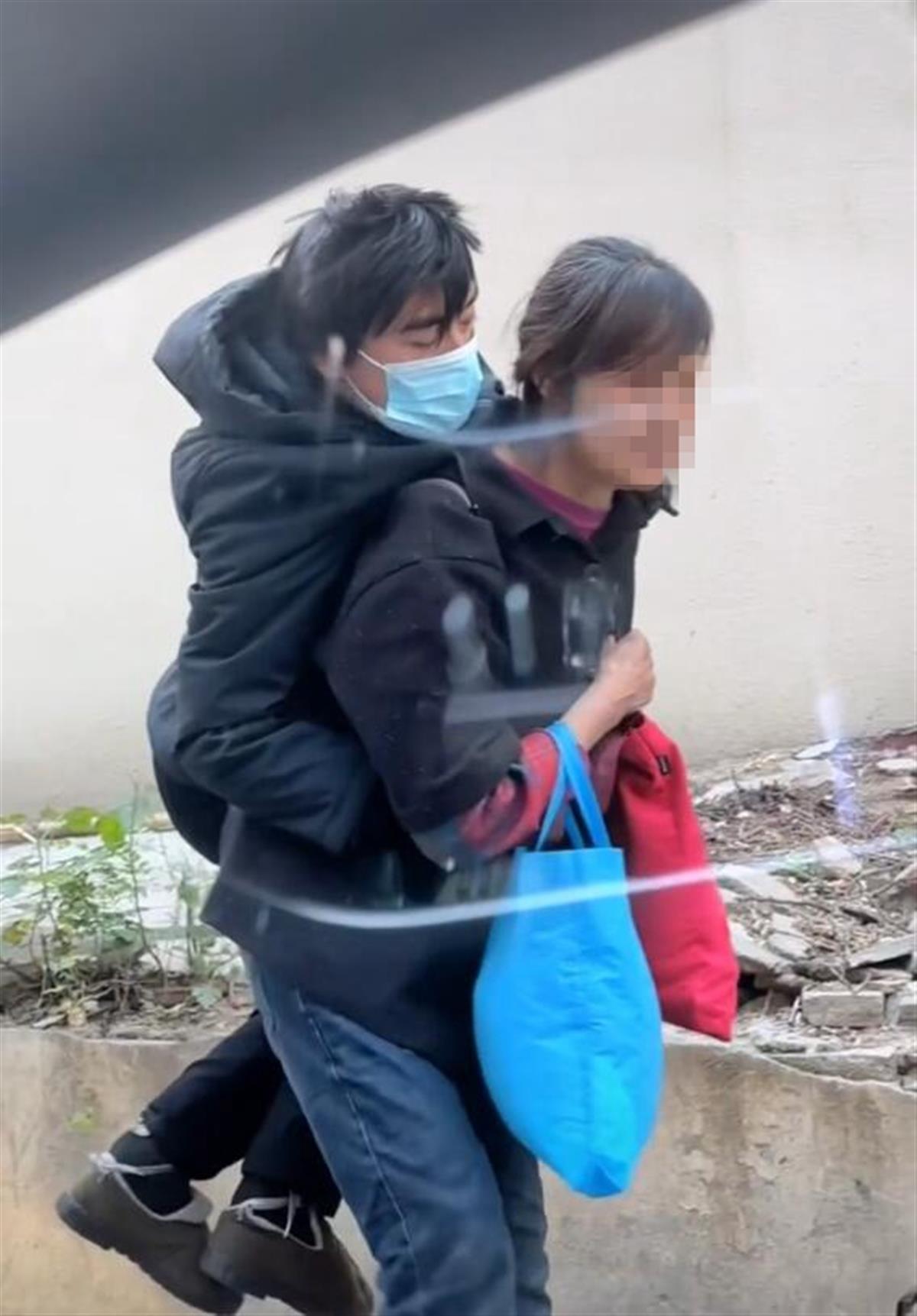“年迈母亲背成年儿子艰难行走”引发网友共鸣，民政局：已找到他们，男子患有小儿麻痹症