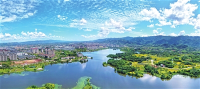 蓝天白云掩映下的双桂湖国家湿地公园，风景宜人。 记者 向成国 摄
