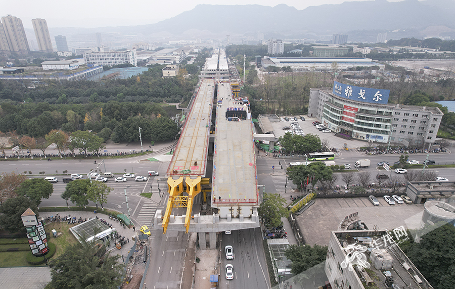 建设中的茶惠大道一标段工程B段第十联（通江大道）的公路桥。华龙网首席记者 李文科摄