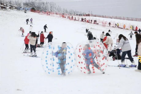 Have fun with a wide range of ice and snow activities (Photo provided by Wulong Karst)
