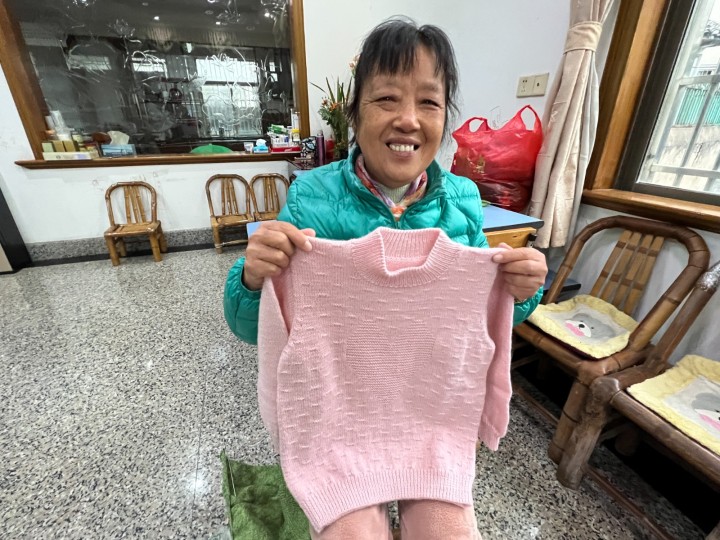 5年织200多件毛衣送山区娃，这位“毛衣奶奶”暖了很多人3