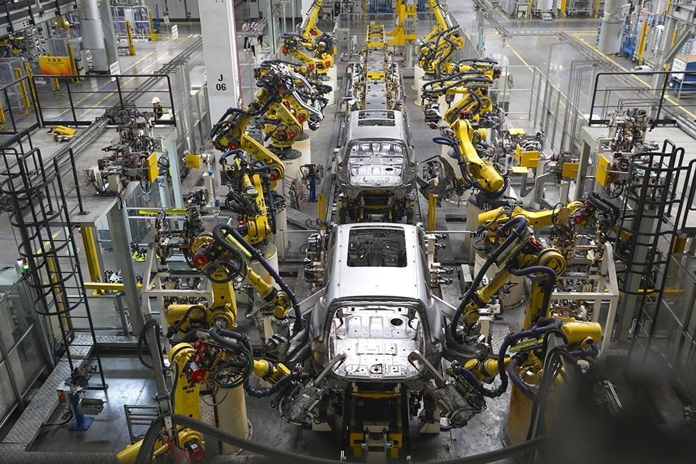 10、4月4日，赛力斯两江智慧工厂内，机器人在“造车”。