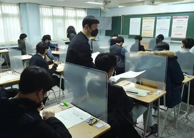 韩国高考提前1分钟收卷，学生集体怒告政府：害我考差了，赔2000万韩元！1