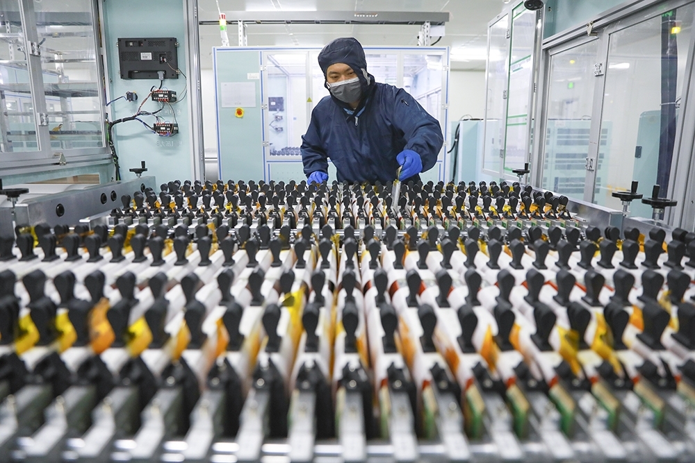 9、4月13日，两江新区，“缺芯少电”曾是汽车产业转型升级的痛点，太蓝新能源研发的半固态锂电池补齐了重庆动力电池产业的关键一环。