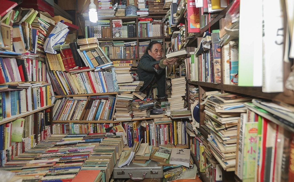 7、11月14日，渝中区，75岁的王米瑜的弃书库，每天上午九点营业，下午五点歇业，除了春节几乎全年无休。店里不仅卖书、租书，也免费开放给公众看书。