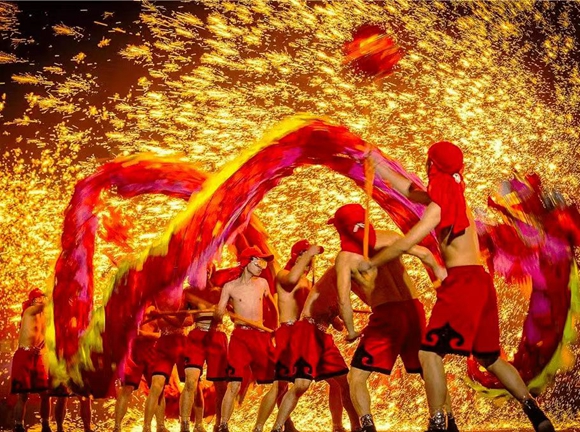 漫天火花，舞龙队员穿梭其中。重庆玄天湖文化旅游开发有限公司供图 华龙网发