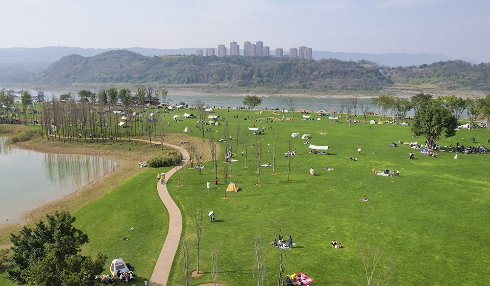 4、3月4日，市民在草坪上“沐浴”春日暖阳。