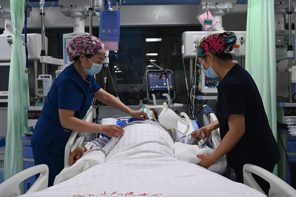 12月21日，在临夏州人民医院ICU，医护人员为重症伤员诊疗。